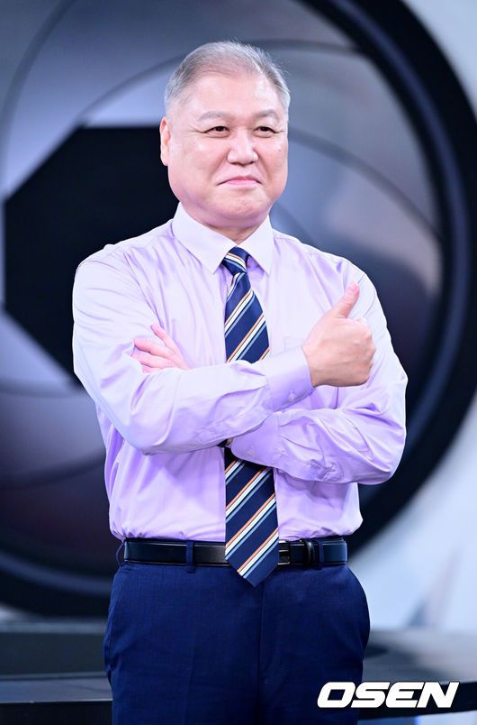 [OSEN=최규한 기자] 11일 오후 경기도 고양시 MBC 드림센터 녹화 스튜디오에서 MBC에브리원 ‘히든아이’ 1주년 기자간담회가 열렸다.‘히든아이’는 CCTV, 바디캠, 블랙박스 등 다양한 영상을 통해 사건, 사고를 분석하는 범죄 분석 코멘터리 쇼이다.전 경찰공무원 권일용이 포토타임을 하고 있다. 2025.08.11 / dreamer@osen.co.kr