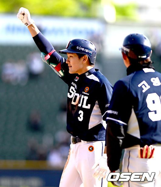 [OSEN=잠실, 최규한 기자] 16일 오후 서울 잠실야구장에서 ‘2023 신한은행 SOL KBO리그’ LG 트윈스와 두산 베어스의 경기가 열렸다.8회초 2사 2루 상황 두산 안재석이 역전 1타점 적시타를 날리고 1루에 안착해 기뻐하고 있다. 2023.04.16 / dreamer@osen.co.kr