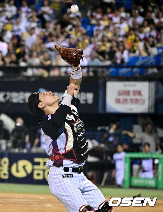 [OSEN=잠실, 조은정 기자]8일 오후 서울 잠실구장에서 ‘2025 신한 SOL Bank KBO리그’ LG 트윈스와 한화 이글스의 경기가 열렸다.LG는 임찬규, 한화는 류현진을 선발로 내세웠다.8회초 2사 LG 포수 박동원이 한화 노시환의 파울 플라이를 포구하고 있다.  2025.08.08 /cej@osen.co.kr