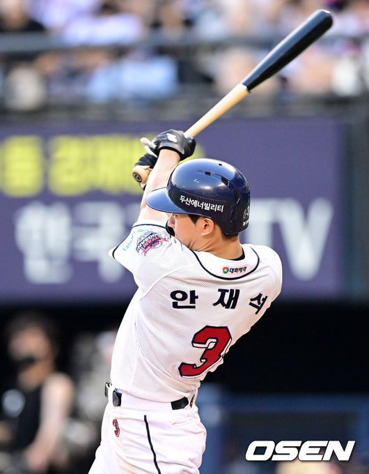 [OSEN=잠실, 조은정 기자]9일 오후 서울 송파구 잠실야구장에서 '2022 신한은행 SOL KBO 리그'두산 베어스와 LG 트윈스의 경기가 열렸다.4회말 1사 1루 두산 안재석이 우익선상 안타를 날리고 있다. 2022.07.09 /cej@osen.co.kr