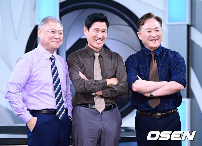 [OSEN=최규한 기자] 11일 오후 경기도 고양시 MBC 드림센터 녹화 스튜디오에서 MBC에브리원 ‘히든아이’ 1주년 기자간담회가 열렸다.‘히든아이’는 CCTV, 바디캠, 블랙박스 등 다양한 영상을 통해 사건, 사고를 분석하는 범죄 분석 코멘터리 쇼이다.권일용, 표창원, 이대우(왼쪽부터)가 포토타임을 하고 있다. 2025.08.11 / dreamer@osen.co.kr