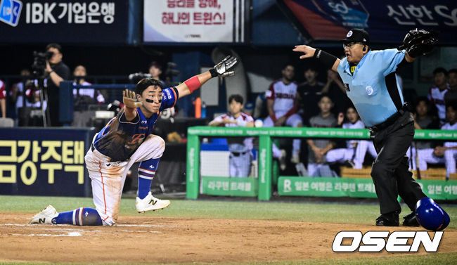[OSEN=잠실, 조은정 기자]10일 오후 서울 잠실구장에서 ‘2025 신한 SOL Bank KBO리그’ LG 트윈스와 한화 이글스의 경기가 열렸다.LG는 손주영, 한화는 문동주를 선발로 내세웠다.7회초 1사 3루 한화 문현빈 1루수 야수선택 출루 때 3루주자 손아섭이 센스있는 슬라이딩으로 득점을 올리고 있다. 2025.08.10 /cej@osen.co.kr