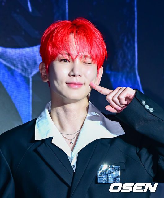 [OSEN=지형준 기자] 11일 서울 광진구 자양동 풀만 앰배서더 서울 이스트폴 브로드웨이에서 샤이니 키 정규 3집 'HUNTER' 발매 기념 기자간담회가 열렸다.‘HUNTER’는2022년8월 정규2집‘Gasoline’(가솔린)이후3년 만에 발표되는 키의 새 정규 앨범이자‘나’와‘자아’에 대한 다양한 이야기를 전반에 녹여낸 앨범으로,타이틀 곡‘HUNTER’를 포함한 다채로운 장르의 총10곡으로 구성됐다.샤이니 키가 포토타임을 하고 있다. 2025.08.11 / jpnews@osen.co.kr