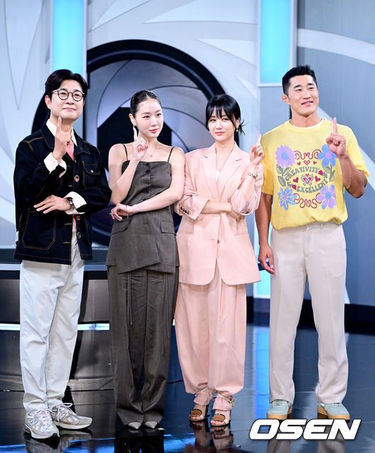 [OSEN=최규한 기자] 11일 오후 경기도 고양시 MBC 드림센터 녹화 스튜디오에서 MBC에브리원 ‘히든아이’ 1주년 기자간담회가 열렸다.‘히든아이’는 CCTV, 바디캠, 블랙박스 등 다양한 영상을 통해 사건, 사고를 분석하는 범죄 분석 코멘터리 쇼이다.방송인 김성주, 소유, 박하선, 김동현(왼쪽부터)이 포토타임을 하고 있다. 2025.08.11 / dreamer@osen.co.kr