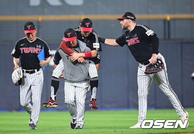 [OSEN=수원, 최규한 기자] 12일 경기도 수원 KT위즈파크에서 ‘2025 신한 SOL Bank KBO리그’ KT 위즈와 LG 트윈스의 경기가 열렸다.홈팀 KT는 오원석, 방문팀 LG는 앤더스 톨허스트를 선발로 내세웠다.8회말 2사 1, 2루 상황 KT 오윤석의 추격의 2타점 3루타 때 LG 중견수 박해민이 타구를 쫓다 부상으로 교체됐다. 박해민을 다독이는 오스틴.. 2025.08.12 / dreamer@osen.co.kr