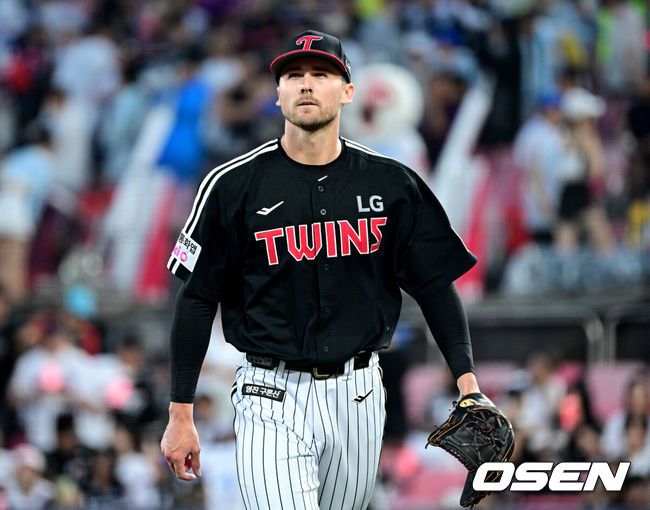 [OSEN=수원, 최규한 기자] 12일 경기도 수원 KT위즈파크에서 ‘2025 신한 SOL Bank KBO리그’ KT 위즈와 LG 트윈스의 경기가 열렸다.홈팀 KT는 오원석, 방문팀 LG는 앤더스 톨허스트를 선발로 내세웠다.4회말 KT 공격을 삼자범퇴로 막아낸 LG 선발 앤더스 톨허스트가 더그아웃으로 향하고 있다. 2025.08.12 / dreamer@osen.co.kr