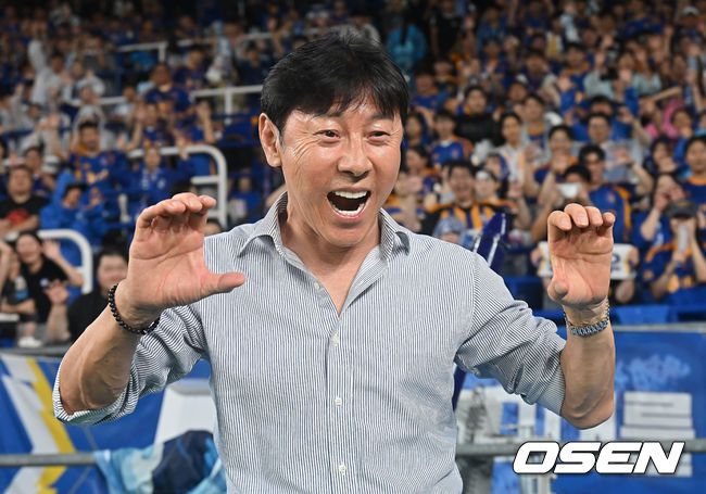 [OSEN=울산, 이석우 기자] 9일 울산 문수축구경기장에서 하나은행 K리그1 2025 울산 HD와 제주SK의 경기가 열렸다.  신태용 감독이 울산 HD 데뷔전이자 13년 만의 K리그 복귀 경기에 나섰다. 울산 HD 신태용 감독이 1-0으로 복귀 첫승을 올리고 호랑이 포효를 하고 있다. 2025.08.09 / foto0307@osen.co.kr