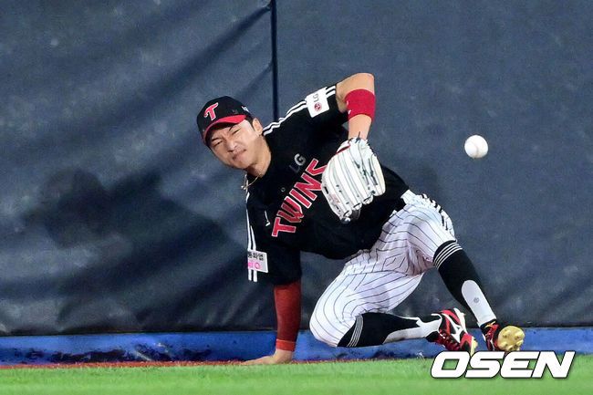 [OSEN=수원, 최규한 기자] 12일 경기도 수원 KT위즈파크에서 ‘2025 신한 SOL Bank KBO리그’ KT 위즈와 LG 트윈스의 경기가 열렸다.홈팀 KT는 오원석, 방문팀 LG는 앤더스 톨허스트를 선발로 내세웠다.8회말 2사 1, 2루 상황 KT 오윤석의 추격의 2타점 3루타 때 LG 중견수 박해민이 타구를 쫓으며 몸을 날리다 넘어지며 얼굴을 찡그리고 있다. 이후 불편함을 느껴 교체. 2025.08.12 / dreamer@osen.co.kr