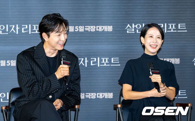 [OSEN=박준형 기자] 12일 오전 서울 용산아이파크몰 내 용산 CGV에서 영화 '살인자 리포트'(감독 조영준) 제작보고회가 진행됐다.‘살인자 리포트’는 특종에 목마른 베테랑 기자 선주(조여정 분)에게 정신과 의사 영훈(정성일 분)이 연쇄살인을 고백하는 인터뷰를 요청하면서 벌어지는 이야기를 다룬 작품으로, 조여정과 정성일 두 베테랑 배우의 숨 막힐 정도로 치열한 연기 대결을 예고하며 기대감을 모으고 있다.배우 정성일과 조여정이 미소 짓고 있다.      2025.08.12 / soul1014@osen.co.kr