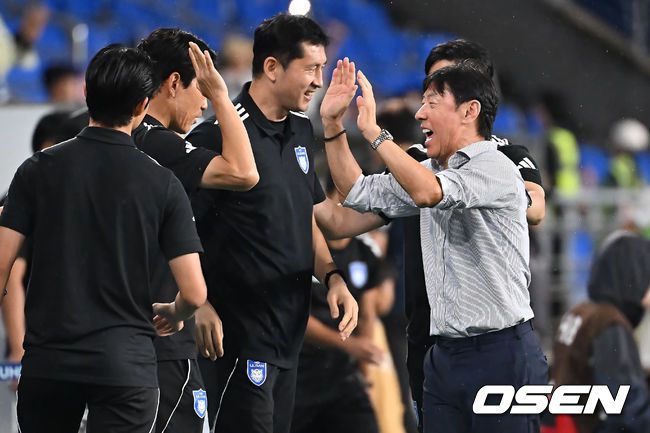 [OSEN=울산, 이석우 기자] 9일 울산 문수축구경기장에서 하나은행 K리그1 2025 울산 HD와 제주SK의 경기가 열렸다.  신태용 감독이 울산 HD 데뷔전이자 13년 만의 K리그 복귀 경기에 나섰다. 울산 HD 신태용 감독이 1-0으로 승리한 후 코치진과 기쁨을 나누고  있다. 2025.08.09 / foto0307@osen.co.kr