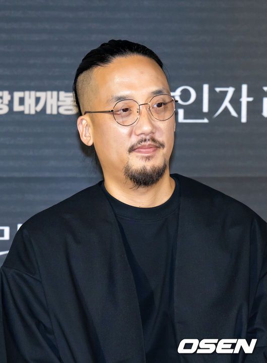 [OSEN=박준형 기자] 12일 오전 서울 용산아이파크몰 내 용산 CGV에서 영화 '살인자 리포트'(감독 조영준) 제작보고회가 진행됐다.‘살인자 리포트’는 특종에 목마른 베테랑 기자 선주(조여정 분)에게 정신과 의사 영훈(정성일 분)이 연쇄살인을 고백하는 인터뷰를 요청하면서 벌어지는 이야기를 다룬 작품으로, 조여정과 정성일 두 베테랑 배우의 숨 막힐 정도로 치열한 연기 대결을 예고하며 기대감을 모으고 있다.조영준 감독이 질문을 듣고 있다.    2025.08.12 / soul1014@osen.co.kr