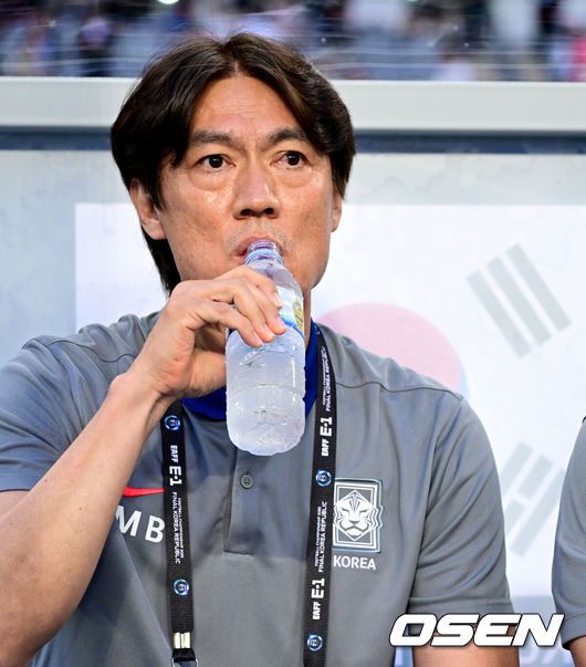 [OSEN=용인, 최규한 기자] 홍명보 감독이 이끄는 남자축구대표팀이 15일 오후 용인 미르스타디움에서 2025 동아시아축구연맹(EAFF) E-1 챔피언십(동아시안컵) 3차전 일본과 경기를 가졌다.한국은 1차전서 중국을 3-0, 2차전서 홍콩을 2-0으로 완파했다. 하지만 일본이 1차전서 홍콩을 6-1, 2차전서 중국을 2-0으로 이겼다. 골득실 +7의 일본이 +5의 한국을 누르고 조 선두인 상황이다. 나란히 2승을 거둔 한국과 일본은 대회 우승컵을 놓고 격돌한다.경기를 앞두고 한국 홍명보 감독이 물을 마시고 있다. 2025.07.15 / dreamer@osen.co.kr