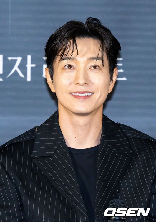 [OSEN=박준형 기자] 12일 오전 서울 용산아이파크몰 내 용산 CGV에서 영화 '살인자 리포트'(감독 조영준) 제작보고회가 진행됐다.‘살인자 리포트’는 특종에 목마른 베테랑 기자 선주(조여정 분)에게 정신과 의사 영훈(정성일 분)이 연쇄살인을 고백하는 인터뷰를 요청하면서 벌어지는 이야기를 다룬 작품으로, 조여정과 정성일 두 베테랑 배우의 숨 막힐 정도로 치열한 연기 대결을 예고하며 기대감을 모으고 있다.배우 정성일이 미소 짓고 있다.      2025.08.12 / soul1014@osen.co.kr