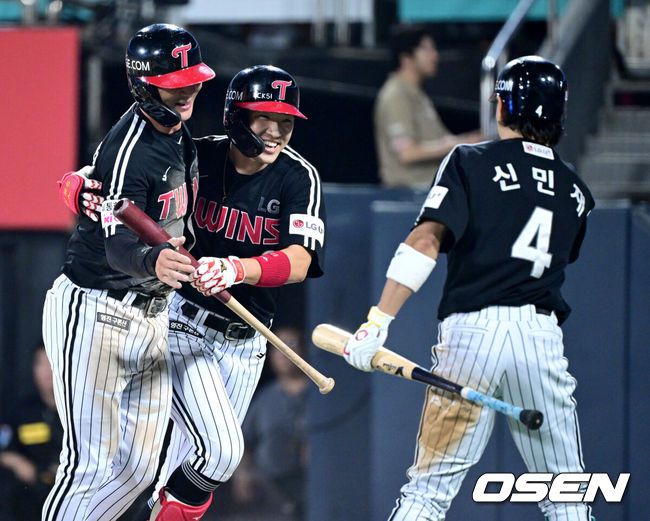 [OSEN=수원, 최규한 기자] 12일 경기도 수원 KT위즈파크에서 ‘2025 신한 SOL Bank KBO리그’ KT 위즈와 LG 트윈스의 경기가 열렸다.홈팀 KT는 오원석, 방문팀 LG는 앤더스 톨허스트를 선발로 내세웠다.8회초 1사 만루 상황 LG 박해민이 달아나는 1타점 희생플라이를 날린 뒤 득점에 성공한 오지환과 기뻐하고 있다. 2025.08.12 / dreamer@osen.co.kr