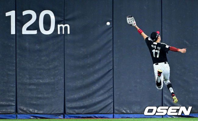 [OSEN=수원, 최규한 기자] 12일 경기도 수원 KT위즈파크에서 ‘2025 신한 SOL Bank KBO리그’ KT 위즈와 LG 트윈스의 경기가 열렸다.홈팀 KT는 오원석, 방문팀 LG는 앤더스 톨허스트를 선발로 내세웠다.8회말 2사 1, 2루 상황 KT 오윤석의 추격의 2타점 3루타 때 LG 중견수 박해민이 타구를 쫓으며 몸을 날리고 있다. 이후 부상으로 교체. 2025.08.12 / dreamer@osen.co.kr