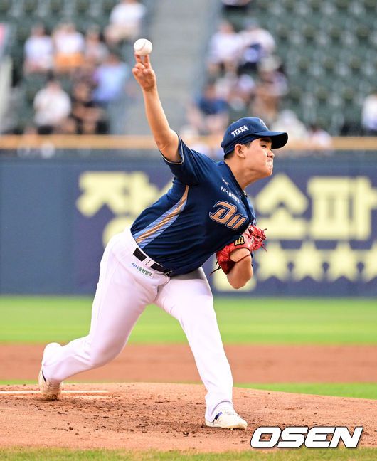 [OSEN=잠실, 지형준 기자] 12일 서울 잠실구장에서 ‘2025 신한 SOL Bank KBO리그’ 두산 베어스와 NC 다이노스의 경기가 열렸다. 1회말 NC 김녹원이 역투하고 있다. 2025.08.12 / jpnews@osen.co.kr