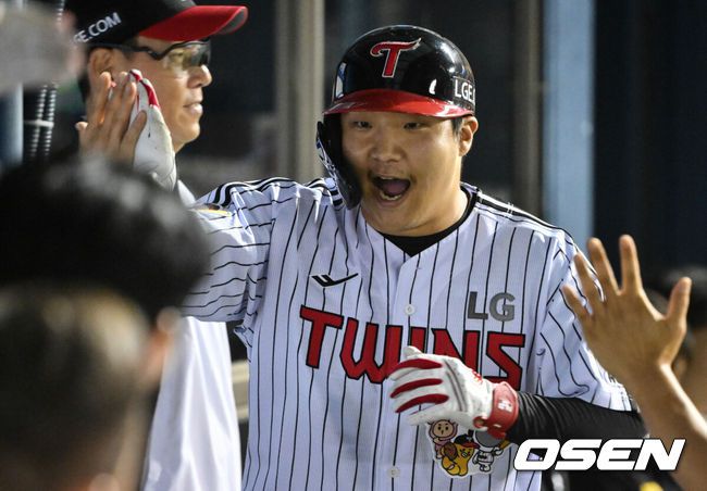 [OSEN=잠실, 조은정 기자]5일 오후 서울 잠실구장에서 ‘2025 신한 SOL Bank KBO리그’ LG 트윈스와 두산 베어스의 경기가 열렸다.LG는 손주영, 두산은 최승용을 선발로 내세웠다.7회말 2사 1,2루 LG 문보경이 역전 3점 홈런을 날린 뒤 더그아웃에서 환영을 받고 있다. 2025.08.05 /cej@osen.co.kr