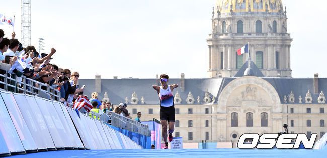 의수를 착용한 채 사이클(도로) 경기를 완주한 파라트라이애슬론 김황태 선수의 모습을 담아낸 OSEN 조은정 기자의 사진. 한국사진기자협회 이달의 스포츠 사진상(제261회) 최우수상 수상작.