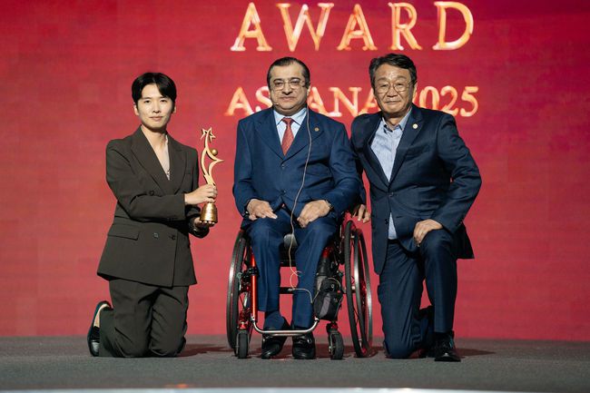 8월 13일 카자흐스탄 아스타나에서 열린 2025 아시아패럴림픽위원회 시상식에서 조은정 OSEN 사진기자(좌측)가 우수 사진기자상을 수상하고 있다.(가운데APC 마지드 라셰드 위원장, 우측 APC 정재준 부위원장) 사진=대한장애인체육회 제공.