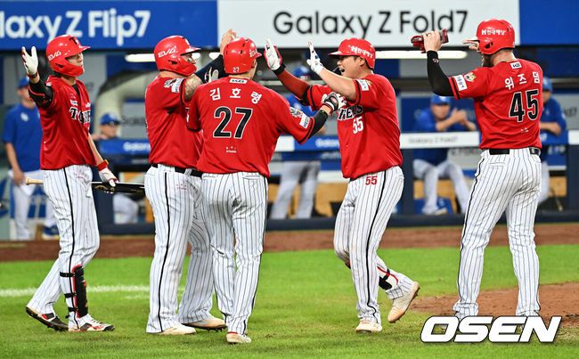 [OSEN=대구, 이석우 기자] 13일 대구삼성라이온즈파크에서 2025 신한 SOL 뱅크 KBO 리그 삼성 라이온즈와 KIA 타이거즈의 경기가 열렸다. 홈팀 삼성은 후라도가, 방문팀 KIA는 올러가 선발 출전했다. KIA 타이거즈 한준수가 8회초 2사 만루 우월 만루 홈런을 치고 하이파이브를 하고 있다. 2025.08.13 / foto0307@osen.co.kr