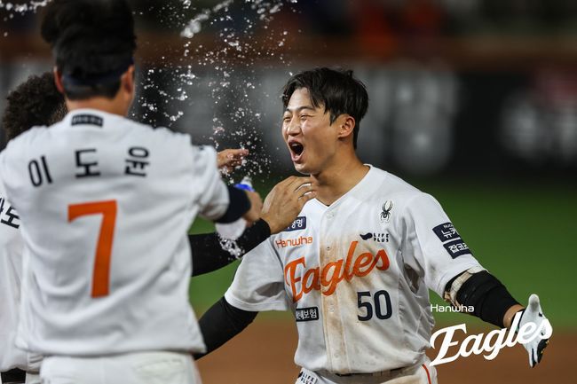 한화 이원석이 14일 대전 롯데전 연장 11회 2사 만루 끝내기 밀어내기 볼넷으로 팀 승리를 이끈 뒤 기뻐하고 있다. /한화 이글스 제공