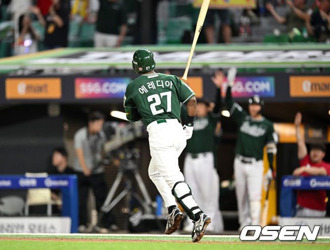 [OSEN=인천, 이대선 기자] 15일 오후 인천 SSG랜더스필드에서 2025 신한 SOL Bank KBO리그 SSG 랜더스와 LG 트윈스의 경기가 열렸다.SSG는 화이트, LG는 치리노스를 선발 투수로 내세웠다.7회말 2사에서 SSG 에레디아가 중월 솔로 홈런을 치고 환호하고 있다. 2025.08.15 /sunday@osen.co.kr