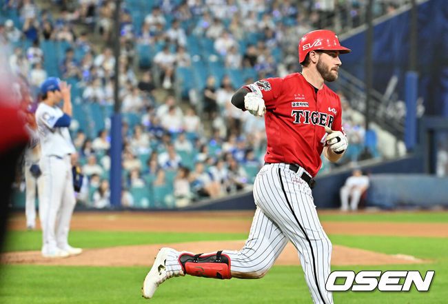 [OSEN=대구, 이석우 기자] 14일 대구삼성라이온즈파크에서 2025 신한 SOL 뱅크 KBO 리그 삼성 라이온즈와 KIA 타이거즈의 경기가 열렸다. 홈팀 삼성은 원태인이, 방문팀 KIA는 양현종이 선발 출전했다. KIA 타이거즈 위즈덤이 6회초 무사 만루 우중간 만루 홈런을 치고 세리머니를 하고 있다. 2025.08.14 / foto0307@osen.co.kr