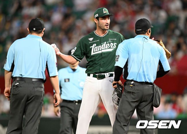 [OSEN=인천, 이대선 기자] 15일 오후 인천 SSG랜더스필드에서 2025 신한 SOL Bank KBO리그 SSG 랜더스와 LG 트윈스의 경기가 열렸다.SSG는 화이트, LG는 치리노스를 선발 투수로 내세웠다.6회초 무사 1,2루에서 SSG 화이트가 이물질 사용 여부를 확인하려는 심판진과 이야기를 나누고 있다. 2025.08.15 /sunday@osen.co.kr