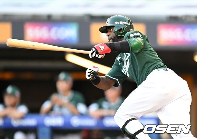 [OSEN=인천, 이대선 기자] 15일 오후 인천 SSG랜더스필드에서 2025 신한 SOL Bank KBO리그 SSG 랜더스와 LG 트윈스의 경기가 열렸다.SSG는 화이트, LG는 치리노스를 선발 투수로 내세웠다.3회말 1사 1,2루에서 SSG 에레디아가 좌중간 적시타를 치고 있다. 2025.08.15 /sunday@osen.co.kr