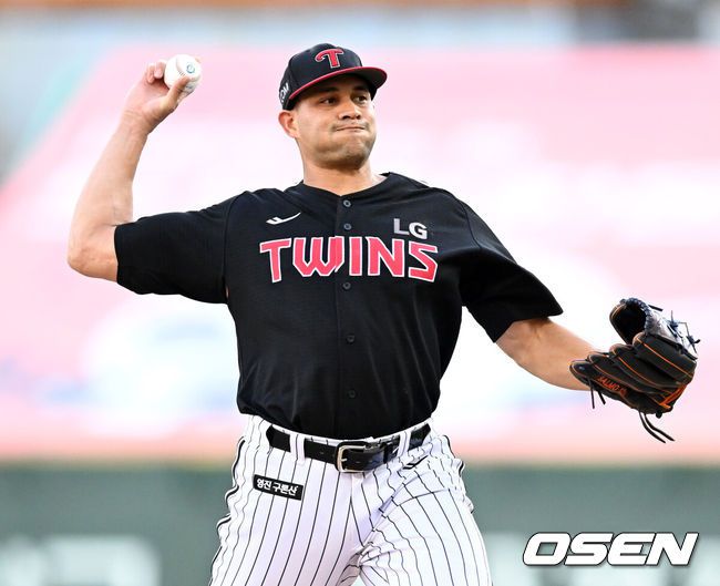 [OSEN=인천, 이대선 기자] 15일 오후 인천 SSG랜더스필드에서 2025 신한 SOL Bank KBO리그 SSG 랜더스와 LG 트윈스의 경기가 열렸다.SSG는 화이트, LG는 치리노스를 선발 투수로 내세웠다.1회말 무사에서 LG 선발투수 치리노스가 역투하고 있다. 2025.08.15 /sunday@osen.co.kr