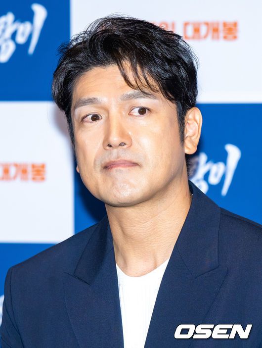 [OSEN=박준형 기자] 16일 서울 코엑스 메가박스에서 영화 ‘바다호랑이’ 언론시사회가 진행됐다.정윤철 감독이 연출한 '바다호랑이'는 세월호 잠수사 경수(이지훈 분)가 고통을 극복하고 가족의 품으로 돌아가는 여정을 그린다. 세월호 참사 당시 실종자 수색에 투입된 고(故) 김관홍 잠수사의 실화를 바탕으로 한 김탁환의 소설 '거짓말이다'가 원작이다.배우 이지훈이 생각에 잠겨 있다   2025.06.16  / soul1014@osen.co.kr