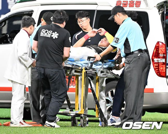 [OSEN=고척, 민경훈 기자] 15일 오후 서울 고척스카이돔에서 ‘2025 신한 SOL Bank KBO리그’ 키움 히어로즈와 KT 위즈의 경기가 열린다. 8회말 1사 주자 1루 키움 카디네스의 우익수 왼쪽 안타때 타구를 캐치하려던 KT 우익수 안현민이 발목 부상을 당하며 들것에 실려나가고 있다. 025.08.15 / rumi@osen.co.kr