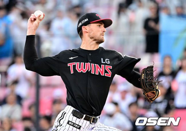 [OSEN=수원, 최규한 기자] 12일 경기도 수원 KT위즈파크에서 ‘2025 신한 SOL Bank KBO리그’ KT 위즈와 LG 트윈스의 경기가 열렸다.홈팀 KT는 오원석, 방문팀 LG는 앤더스 톨허스트를 선발로 내세웠다.1회말 LG 선발 앤더스 톨허스트가 힘차게 공을 뿌리고 있다. 2025.08.12 / dreamer@osen.co.kr
