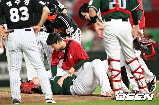 [OSEN=인천, 이대선 기자] 15일 오후 인천 SSG랜더스필드에서 2025 신한 SOL Bank KBO리그 SSG 랜더스와 LG 트윈스의 경기가 열렸다.SSG는 화이트, LG는 치리노스를 선발 투수로 내세웠다.7회초 1사에서 SSG 김민이 LG 구본혁의 타구를 맞고 그라운드에 쓰러져 있다. 2025.08.15 /sunday@osen.co.kr