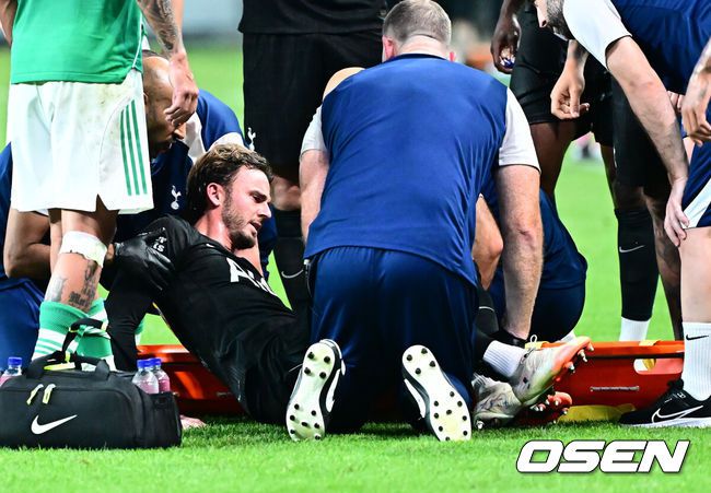 [OSEN=지형준 기자] 3일 오후 서울월드컵경기장에서 쿠팡플레이 시리즈 20252경기, 토트넘 홋스퍼 FC와 뉴캐슬 유나이티드 FC의 프리시즌 친선경기가 열렸다.토트넘 손흥민의 고별전이자 양민혁과 뉴캐슬 박승수의 맞대결로 주목받는 이번 경기는 단순한 프리시즌 친선경기가 아닌, 전설의 마지막, 신예의 등장 교차점이라는 특별한 의미가 더해진다.후반 토트넘 매디슨이 부상을 교체되고 있다. 2025.08.03 / jpnews@osen.co.kr