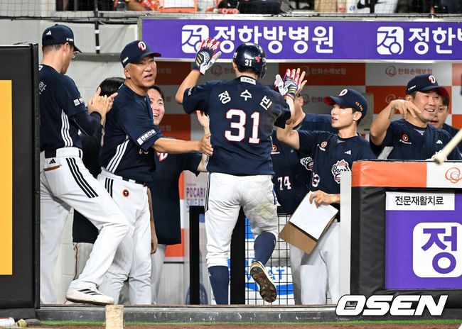 [OSEN=대전, 이대선 기자] 19일 오후 대전 한화생명볼파크에서 2025 신한 SOL Bank KBO리그 한화 이글스와 두산 베어스의 경기가 열렸다.한화는 와이스, 두산은 콜어빈을 선발로 내세웠다.7회초 1사 3루 두산 김인태의 땅볼 때 홈을 밟은 정수빈이 더그아웃에서 환호하고 있다. 2025.08.19 /sunday@osen.co.kr