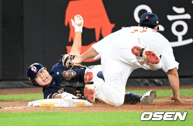 [OSEN=대전, 이대선 기자] 19일 오후 대전 한화생명볼파크에서 2025 신한 SOL Bank KBO리그 한화 이글스와 두산 베어스의 경기가 열렸다.한화는 와이스, 두산은 콜어빈을 선발로 내세웠다.7회초 1사 2,3루에서 두산 정수빈이 우전 2타점 적시 3루타를 치고 슬라이딩을 하고 있다. 2025.08.19 /sunday@osen.co.kr