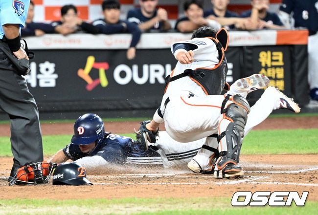 [OSEN=대전, 이대선 기자] 19일 오후 대전 한화생명볼파크에서 2025 신한 SOL Bank KBO리그 한화 이글스와 두산 베어스의 경기가 열렸다.한화는 와이스, 두산은 콜어빈을 선발로 내세웠다.9회초 1사 3루에서 두산 3루주자 이유찬이 정수빈 땅볼 때 득점에 성공하고 있다. 2025.08.19 /sunday@osen.co.kr