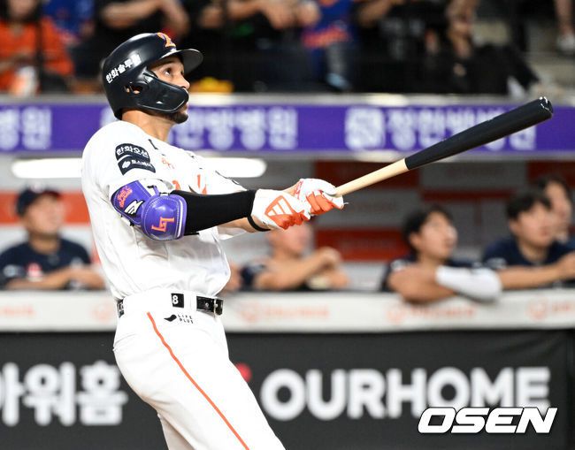 [OSEN=대전, 이대선 기자] 19일 오후 대전 한화생명볼파크에서 2025 신한 SOL Bank KBO리그 한화 이글스와 두산 베어스의 경기가 열렸다.한화는 와이스, 두산은 콜어빈을 선발로 내세웠다.3회말 무사 2루에서 한화 리베라토가 우월 투런 홈런을 치고 있다.  2025.08.19 /sunday@osen.co.kr