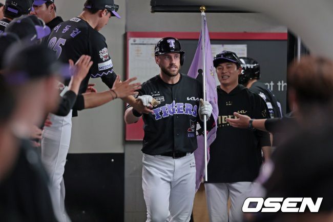위즈덤이 시즌 28호 솔로포를 날리고 더그아웃에서 축하를 받고 있다. /KIA 타이거즈 제공