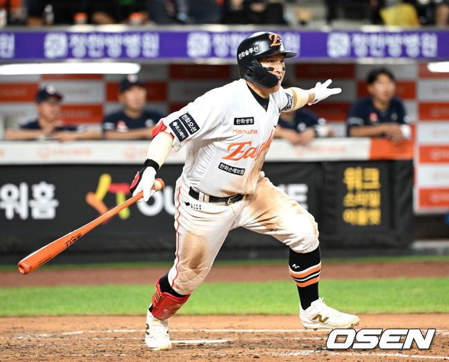 [OSEN=대전, 이대선 기자] 19일 오후 대전 한화생명볼파크에서 2025 신한 SOL Bank KBO리그 한화 이글스와 두산 베어스의 경기가 열렸다.한화는 와이스, 두산은 콜어빈을 선발로 내세웠다.4회말 무사 1사에서 한화 손아섭이 병살타를 치고 있다. 2025.08.19 /sunday@osen.co.kr