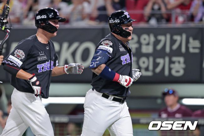 최형우가 결정적 3점홈런을 터트리고 홈인하고 있다./KIA 타이거즈 제공