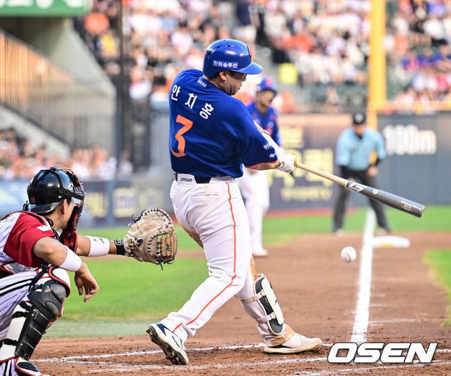 [OSEN=잠실, 조은정 기자]10일 오후 서울 잠실구장에서 ‘2025 신한 SOL Bank KBO리그’ LG 트윈스와 한화 이글스의 경기가 열렸다.LG는 손주영, 한화는 문동주를 선발로 내세웠다.4회초 2사 2,3루에서 한화 안치홍이 땅볼로 아웃되고 있다. 2025.08.10 /cej@osen.co.kr