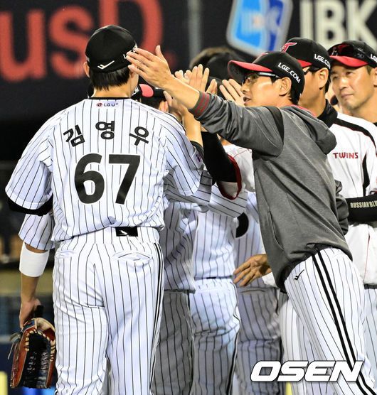 [OSEN=잠실, 지형준 기자] 프로야구 LG 트윈스가한화 이글스와 1~2위 맞대결에서 위닝시리즈에 성공했다.LG는 29일 잠실구장에서 열린 2025 KBO리그 한화와 시즌 8차전 맞대결에서 3-1로 승리했다. 선발투수 손주영이 7이닝 5피안타 1볼넷 6탈삼진 1실점으로 호투하며 시즌 6승째를 기록했다. 신인 김영우가 1이닝 데뷔 첫 세이브를 기록했다. 경기를 마치고 LG 염경엽 감독이 김영우와 승리를 기뻐하고 있다. 2025.05.29 /jpnews@osen.co.kr