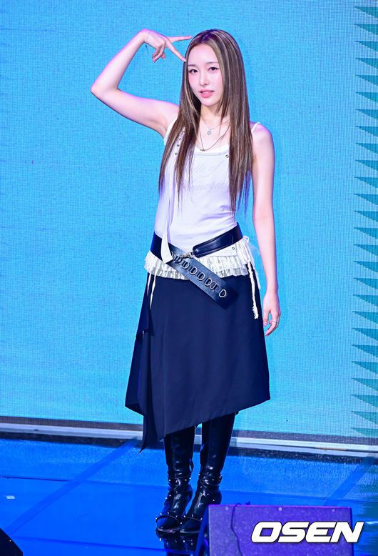 [OSEN=지형준 기자] 21일 서울 강남구 CGV 청담 씨네시티 MCUBE에서 민지운 첫 EP 앨범 ‘Pink, then grey’ 발매 기념 미디어 쇼케이스가 열렸다.민지운의 첫 EP 앨범 ‘Pink, then grey’는 사랑의 감정을 세련되게 풀어낸 총 6곡이 수록, 민지운이 전곡 작사, 작곡에 참여하며 싱어송라이터로서 한층 더 넓어진 음악적 스펙트럼을 담은 앨범으로 많은 기대를 모으고 있다.가수 민지운이 포즈를 취하고 있다. 2025.08.21. / jpnews@osen.co.kr