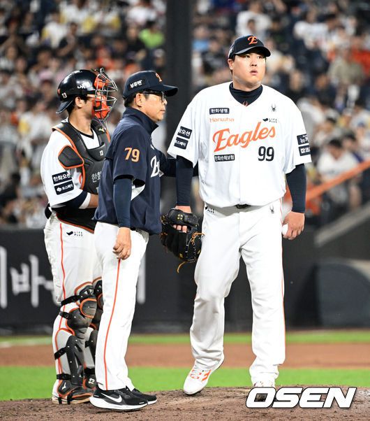 [OSEN=대전, 이대선 기자] 21일 오후 대전 한화생명볼파크에서 2025 신한 SOL Bank KBO리그 한화 이글스와 두산 베어스의 경기가 열렸다.한화는 류현진, 두산은 콜어빈을 선발로 내세웠다.7회초 무사 한화 류현진이 마운드를 내려가고 있다. 2025.08.21 /sunday@osen.co.kr