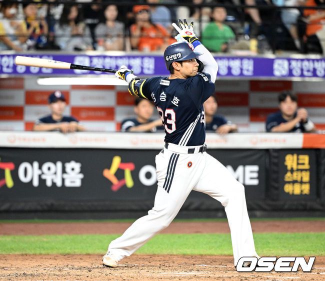 [OSEN=대전, 이대선 기자] 21일 오후 대전 한화생명볼파크에서 2025 신한 SOL Bank KBO리그 한화 이글스와 두산 베어스의 경기가 열렸다.한화는 류현진, 두산은 콜어빈을 선발로 내세웠다.4회초 무사에서 두산 강승호가 우중월 솔로 홈런을 치고 있다. 2025.08.21 /sunday@osen.co.kr