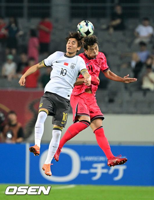 [OSEN=용인, 조은정 기자]7일 경기 용인시 용인 미르 스타디움에서 2025 동아시아 축구연맹(EAFF) E-1 챔피언십(동아시안컵) 대한민국 남자 축구 대표팀과 중국의 개막전이 열렸다.한국은 중국과 첫 경기를 시작으로 11일 홍콩, 15일 일본과 격돌한다. 경기는 모두 용인에서 치러지며 3경기 성적에 따라 그대로 최종 순위가 결정된다.후반 한국 김주성이 중국과 헤더 경합을 하고 있다. 2025.07.07 /cej@osen.co.kr