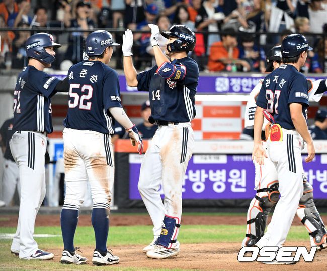 [OSEN=대전, 이대선 기자] 21일 오후 대전 한화생명볼파크에서 2025 신한 SOL Bank KBO리그 한화 이글스와 두산 베어스의 경기가 열렸다.한화는 류현진, 두산은 콜어빈을 선발로 내세웠다.7회초 무사 만루에서 두산 박계범이 만루 홈런을 치고 환호하고 있다. 2025.08.21 /sunday@osen.co.kr