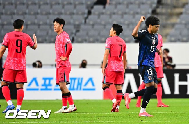 [OSEN=용인, 지형준 기자] 홍명보 감독이 이끄는 남자축구대표팀이 15일 오후 용인 미르스타디움에서 2025 동아시아축구연맹(EAFF) E-1 챔피언십(동아시안컵) 3차전 일본과 경기를 가졌다.한국은 1차전서 중국을 3-0, 2차전서 홍콩을 2-0으로 완파했다. 하지만 일본이 1차전서 홍콩을 6-1, 2차전서 중국을 2-0으로 이겼다. 골득실 +7의 일본이 +5의 한국을 누르고 조 선두인 상황이다. 나란히 2승을 거둔 한국과 일본은 대회 우승컵을 놓고 격돌한다.전반 일본 저메인이 선제골을 넣고 기뻐하고 있다. 2025.07.15 / jpnews@osen.co.kr